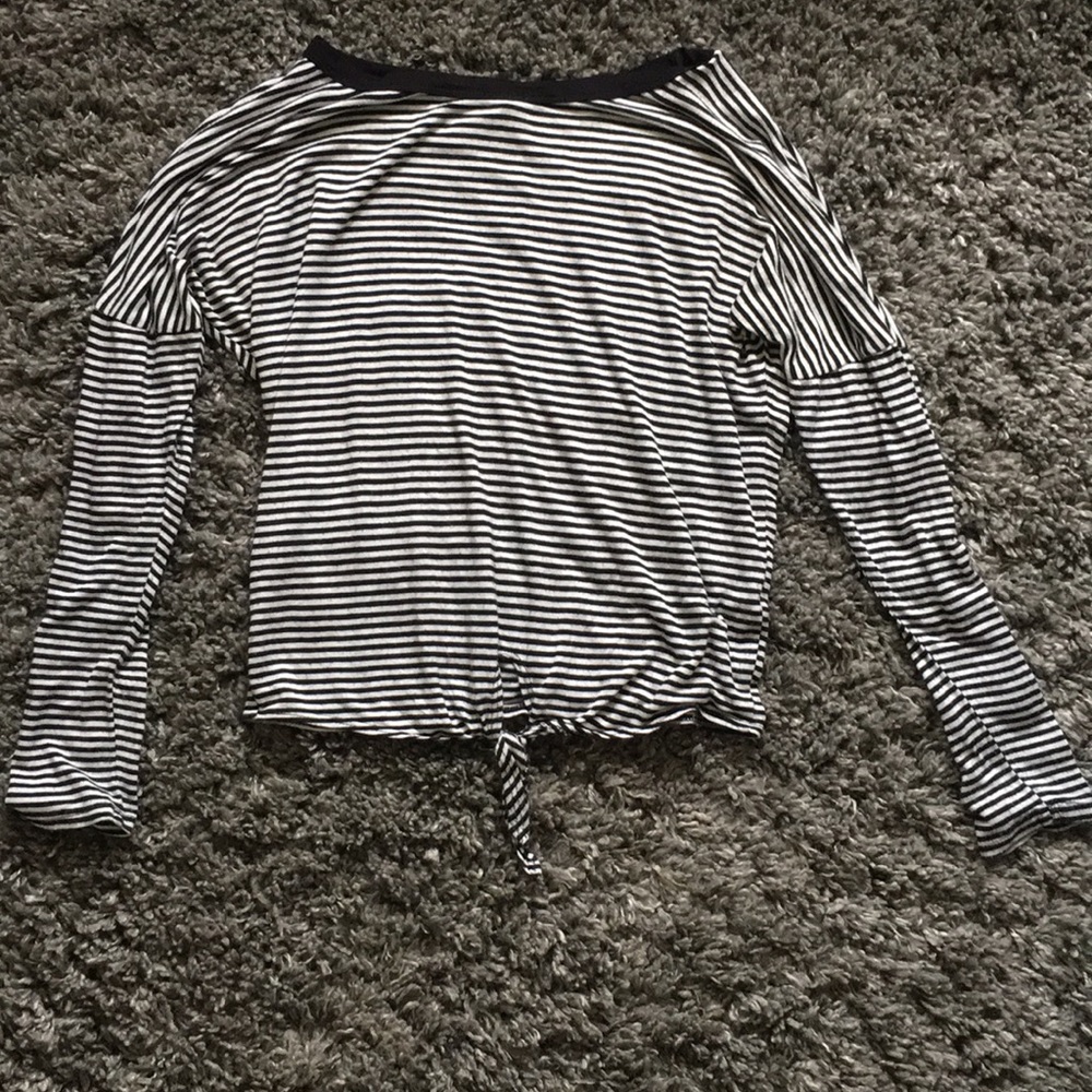 🌺Black and white striped top🌺